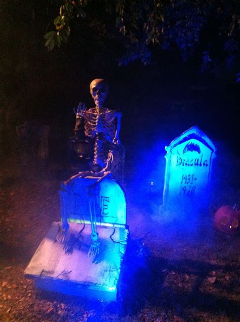 Halloween graveyard | Halloween graveyard, Halloween 2014, Halloween