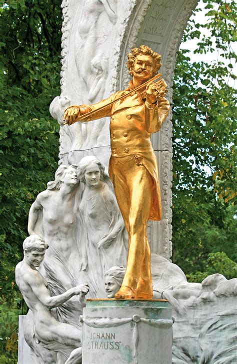 The Statue of Johann Strauss in stadtpark in Vienna, Austria | Pülm Reisen