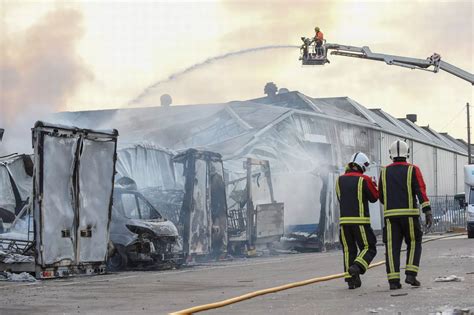 Dramatic scenes at Tyseley Industrial Estate after huge fire breaks out - Birmingham Live