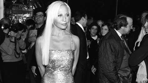 Las 16 veces que Donatella Versace se convirtió en icono de estilo de los años 90 | Vogue España