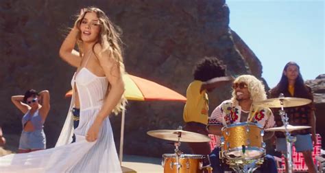 Hailee Steinfeld Debuts Beachy ‘Coast’ Music Video with Anderson .Paak ...