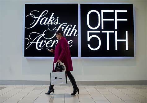 Saks Off 5th Wants in on Discount Retail Boom - Bloomberg