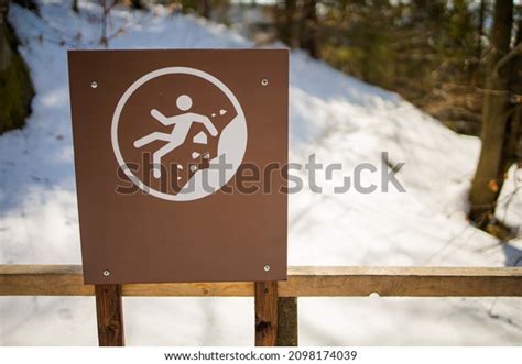 32 Road Signs On Snowy Roads Floor Caution Images, Stock Photos & Vectors | Shutterstock