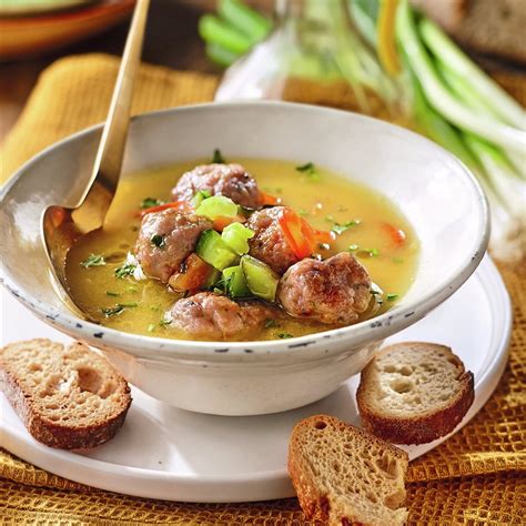 Sopa de verduras con albóndigas de pollo