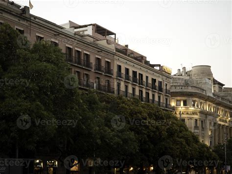 barcelona at night 10901350 Stock Photo at Vecteezy