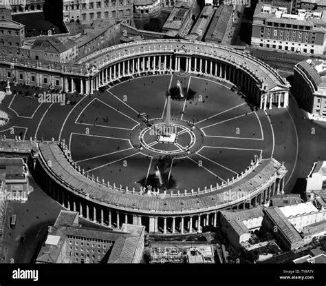 Rome, aerial view of Piazza San Pietro, 1957 Stock Photo - Alamy