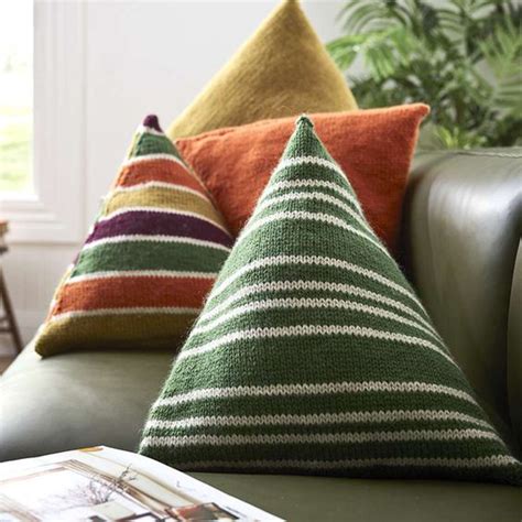 25 Sofa Cushion Ideas That Makes The Room More Fun - Housetodecor.com