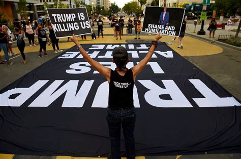 Demonstrators rally near the White House to protest Trump - Los Angeles ...