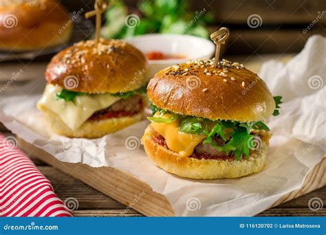 Mini Cheeseburgers Sliders with Ground Beef, Cheddar, Lettuce an Stock ...