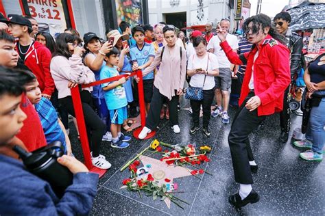 Hundreds of Fans pay tribute to Michael Jackson on 10th anniversary of ...