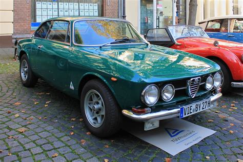 Alfa Romeo 1750 GTV auf dem Rathausplatz in St. Tönis, 12.10.14 - Fahrzeugbilder.de