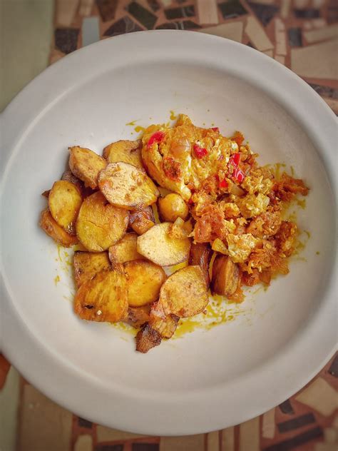 Fried Potatoes And Fried Eggs - AfricanFoodies.com