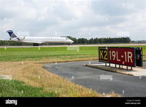 Dulles International Airport, Virginia, USA. 2nd October, 2014. A United Express jet taking off ...