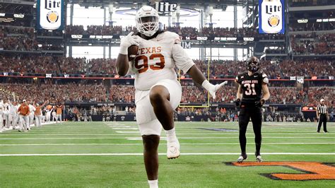 T'Vondre Sweat a dominant force on the Texas defensive line heading ...