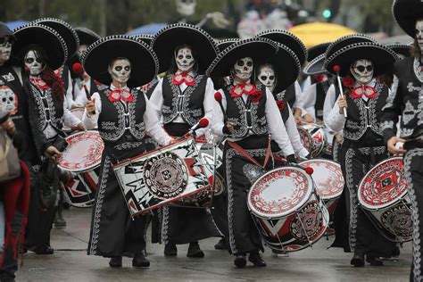 El Mega desfile de Día de Muertos entre calaveras y carros alegóricos ...