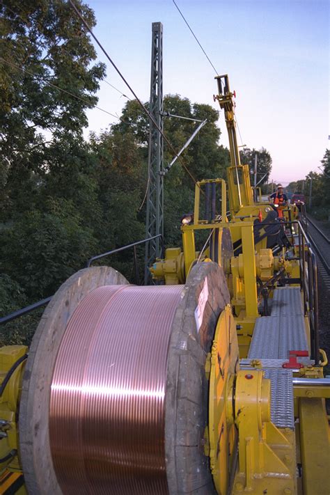 Overhead line construction - Mechanised track laying :: Trackopedia