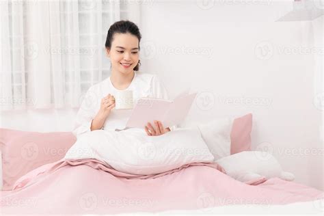 Girl reading a book in bed 11139261 Stock Photo at Vecteezy