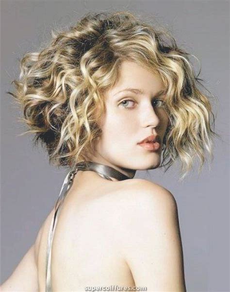 21 Coiffure élégante et glamour pour Bob Curly pour femmes » Supercoiffures.com