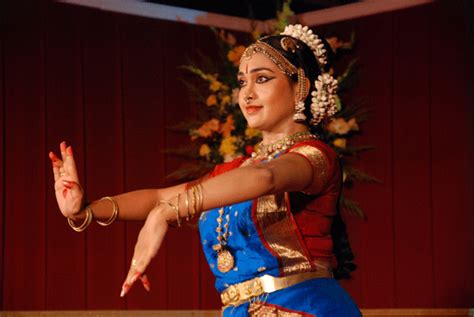 Send free online invitations and announcements:: Mohiniyattam: A dance of the enchantress