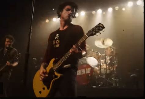 Billie Joe Armstrong dei Green Day rende omaggio ad Adam Schlesinger con “That Thing You Do!” la ...