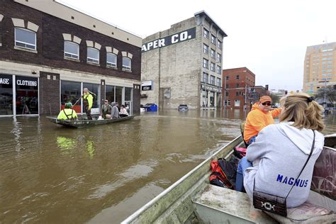 4 killed in Midwest flooding; roads closed, levees strained | AP News