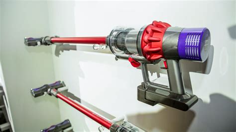 Dyson demonstrates the new Cyclone V10 vacuums - CNET