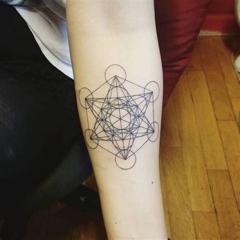 cutelittletattoos | Tatuaje de geometría sagrada, Tatuajes chiquitos, Tatuajes geométricos