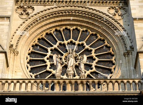 Rose window, Notre Dame de Paris Cathedral, west facade, île de la Cité ...