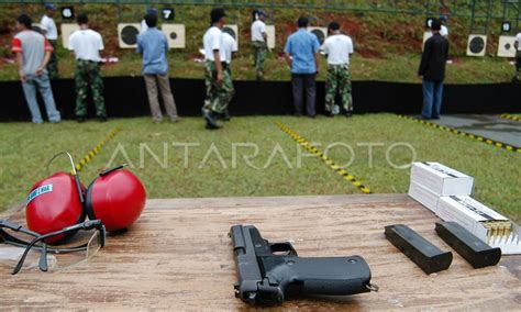 LATIHAN MENEMBAK | ANTARA Foto