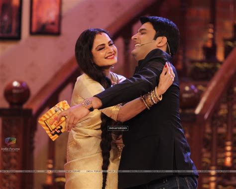 Kapil Sharma hugs Rekha on Comedy Nights with Kapil (340195) : Comedy Nights with Kapil