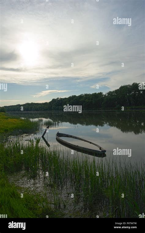 Sinked boats hi-res stock photography and images - Alamy