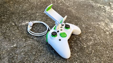 This iPhone Game Controller Is Designed for Xbox Cloud Gaming [Review ...