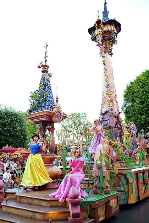 Disneyland // Mickey's Soundsational Parade // Snow White // Rapunzel // Sleeping Beauty Disney ...