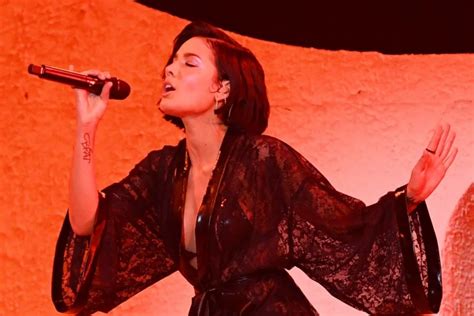 Halsey Performs 'Graveyard' Live for the First Time: Watch