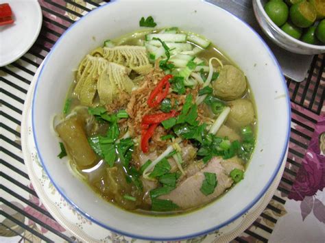 Home Cooking: Indonesian Soto Daging (Indonesian Beef noodles)