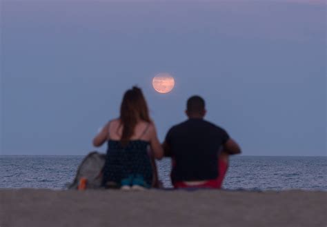 'Strawberry Moon' lunar eclipse treats skywatchers around the world ...