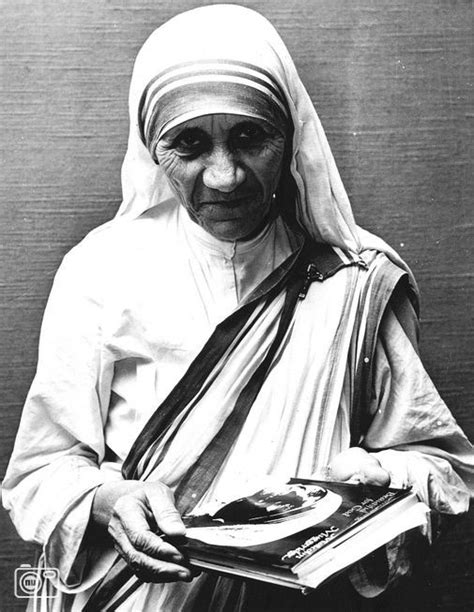 1979 Mother Teresa Nobel Peace Prize | Mother teresa, Real hero, Photo