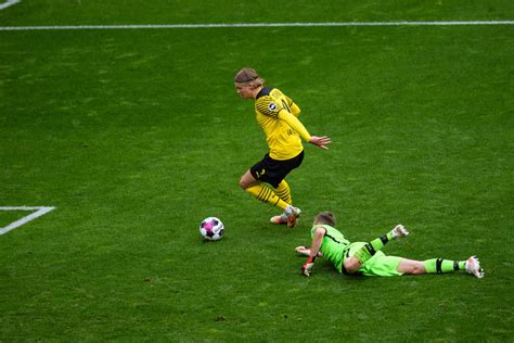 Borussia Dortmund chief issues stern Erling Haaland transfer update