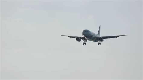 Airbus A320 landing at Phuket airport 8202133 Stock Video at Vecteezy