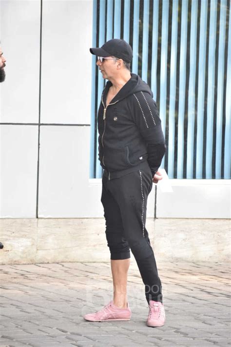 In Pics: Akshay Kumar rocks the pink shoes look at Mumbai airport