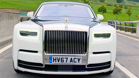 Rolls-Royce Phantom (2018) Ready to Fight Maybach S-Class