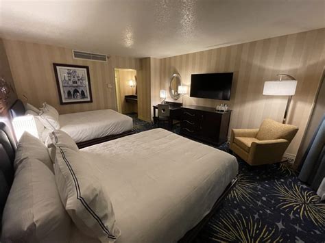 PHOTOS, VIDEO: Tour a Remodeled Premium Pool View Room at Disneyland Hotel - WDW News Today