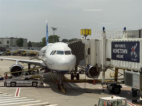 JetBlue seeks to get personal with A320 refurbishment - Runway ...