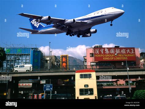 China Hong Kong Landing at Kai tak airport Stock Photo - Alamy