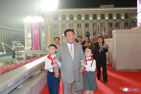 Kim Jong Un shows off new body at North Korean parade