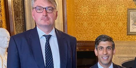 This is what happens with Rishi Sunak stands next to the tallest MP in parliament | indy100