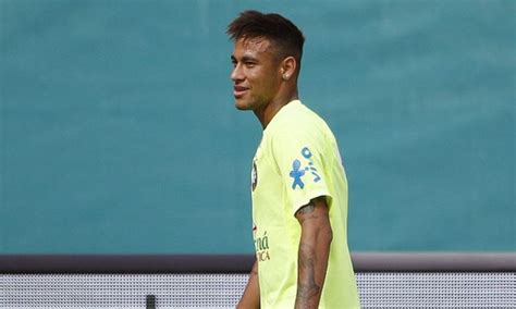 Neymar's freestyle performance stuns Robinho