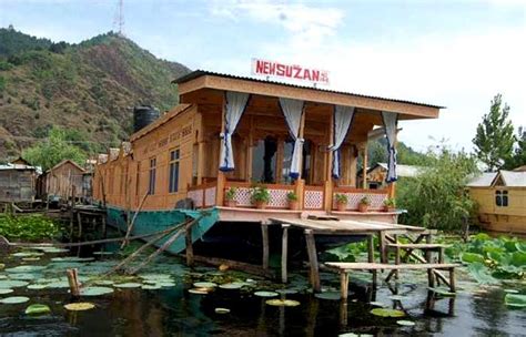 Houseboat Stay at Srinagar, Srinagar Houseboat Tour Package - TrvMe