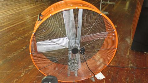 Maxx Air Pro Large Orange Commercial Floor Fan (RM-Theater) - Oahu Auctions