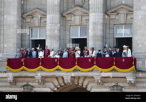 The Queen and Royal Family On the Balcony of Buckingham Palace After ...